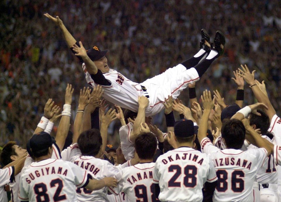 胴上げされる巨人・長嶋監督