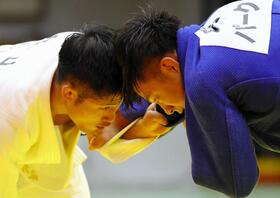　東京五輪代表決定戦で阿部一二三（右）と対戦する丸山城志郎＝２０年１２月１３日
