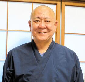 お寺事情を語る元プロ野球審判の住職、佐々木昌信さん＝群馬県館林市の覚応寺