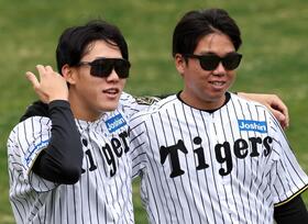 　村上（右）と肩を組んで歩く富田