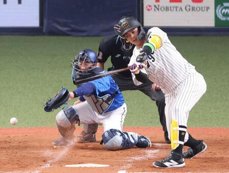 　４回、振り逃げで出塁した井上（捕手は山本）＝撮影・中田匡峻