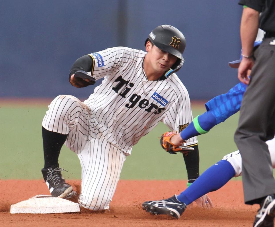 　４回、二盗を決める井上（１日）