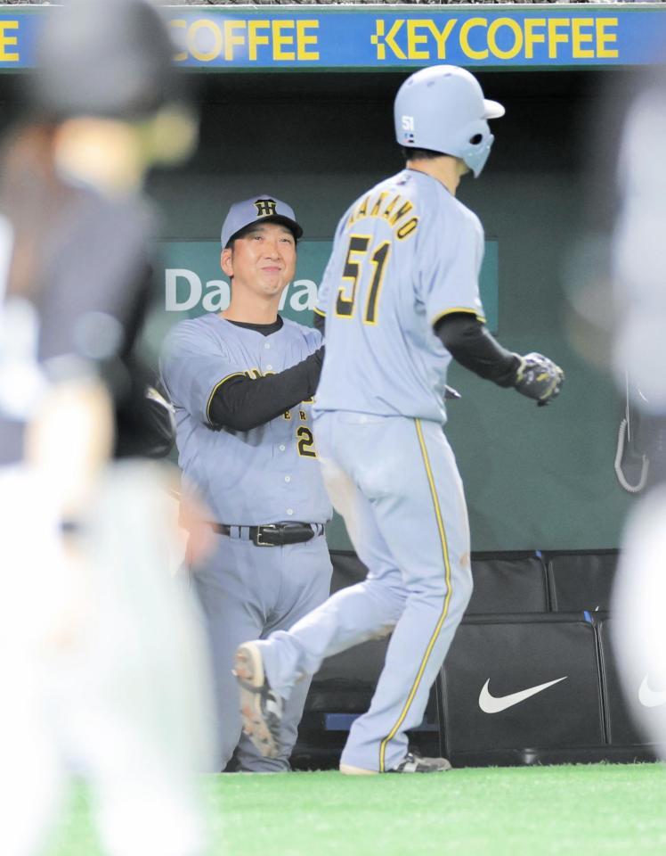 　２回、大山の勝ち越し打で生還する中野（右）を祝福する藤川監督（撮影・西岡正）