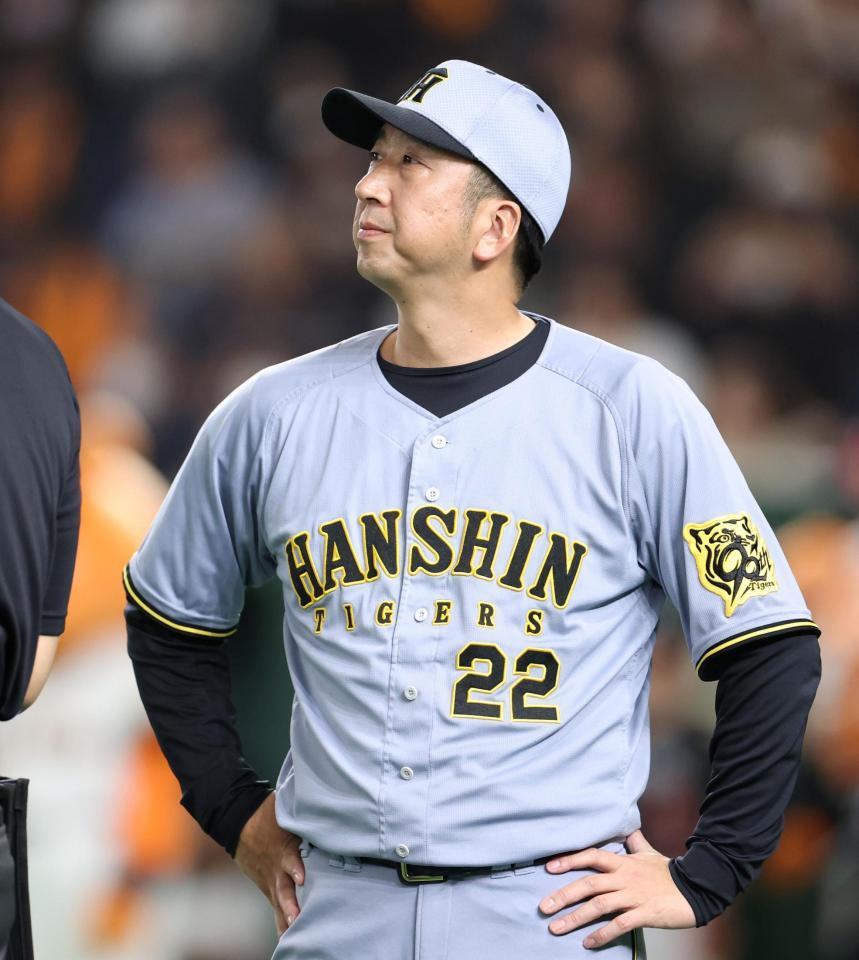 　９回表の攻撃を終え、選手交代を告げた藤川監督（撮影・中田匡峻）