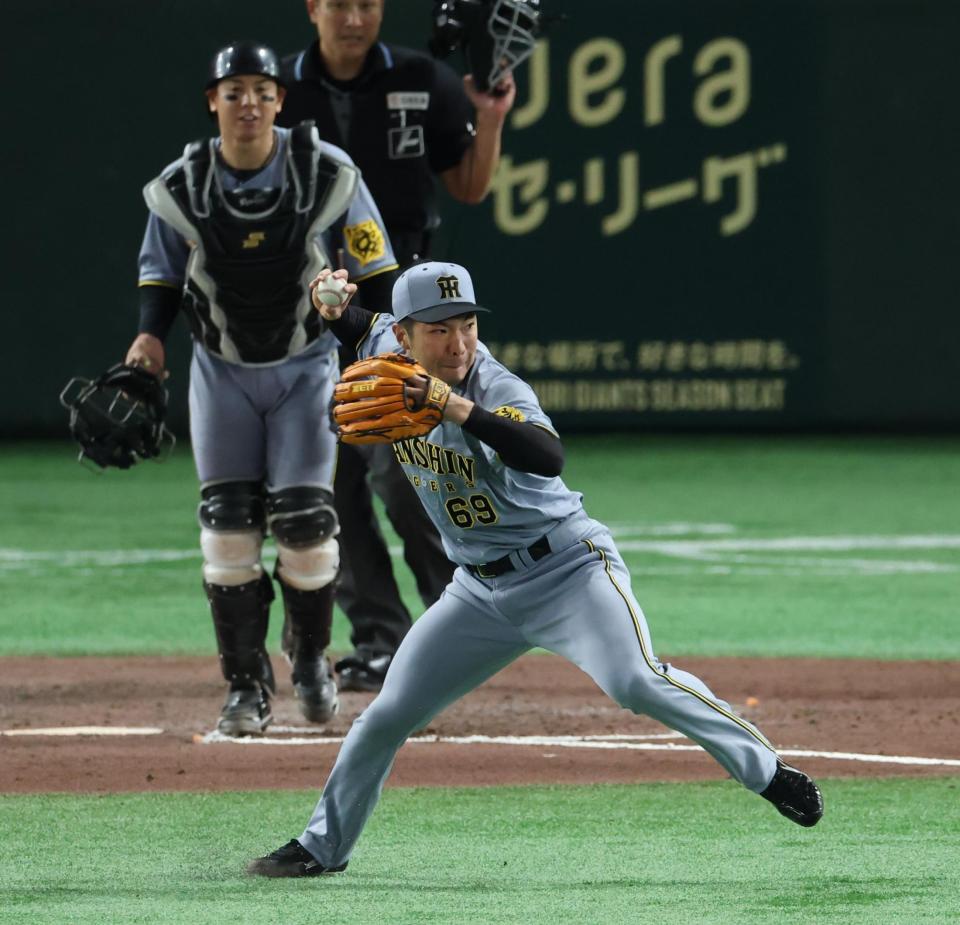 　７回、代打・増田大のバントで二走をアウトにする石井（撮影・金田祐二）