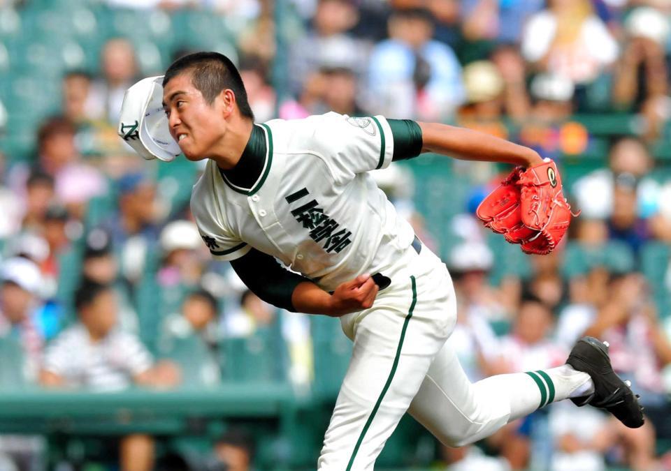 　甲子園で力投する二松学舎大付時代の田中彗さん＝１７年８月