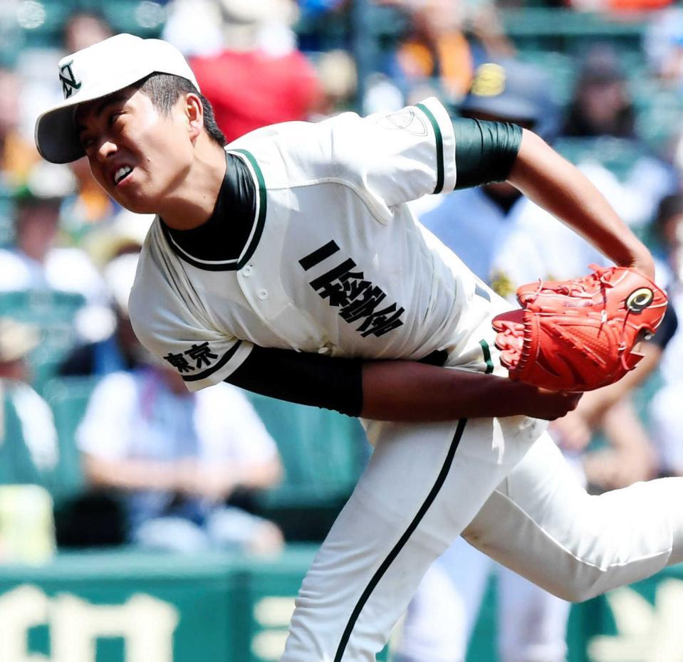 ９回に登板した二松学舎大付属・田中彗＝甲子園
