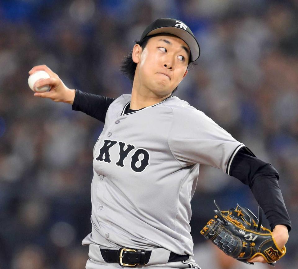 　９日のＤｅＮＡ戦でフォークを投げる山崎