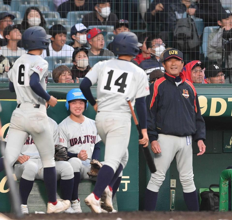 　センバツの聖光学院戦で選手に笑顔を見せる浦和実・辻川監督（右）＝３月２６日