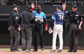 　西口監督（右から２人目）や審判団とハイタッチを交わす新庄監督（中央）＝１１日