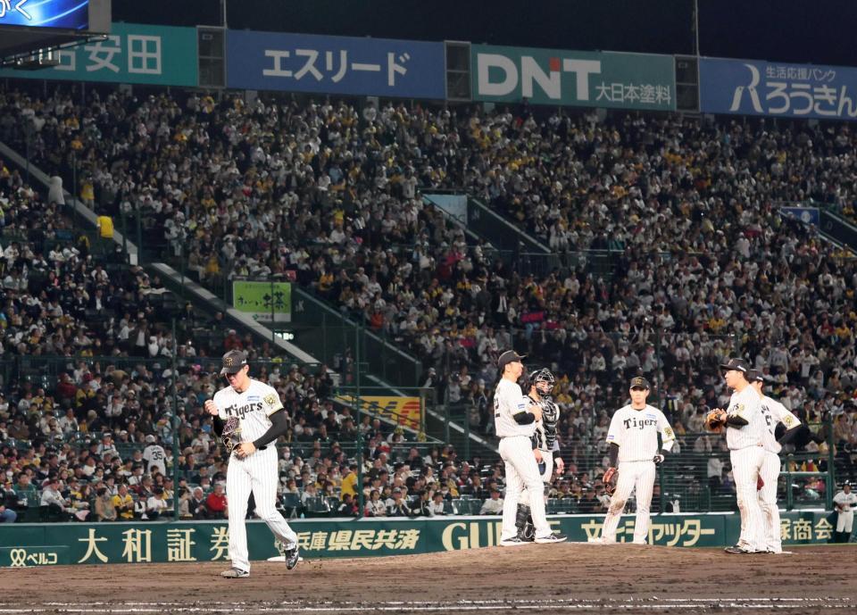 　９日のヤクルト戦、交代を告げられベンチに戻る工藤（左）