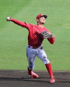 　４回、森下のゴロを好捕し、一塁へ送球してアウトにする遊撃手・矢野（撮影・北村雅宏）