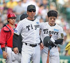 　８回、死球を受けた坂本（右）と怒る藤川監督＝２０日