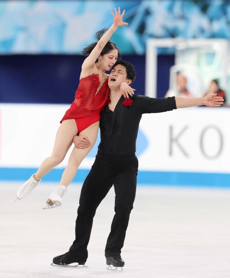 　１９日に行われた世界フィギュアスケート国別対抗戦で華麗な演技を披露する三浦璃来、木原龍一組
