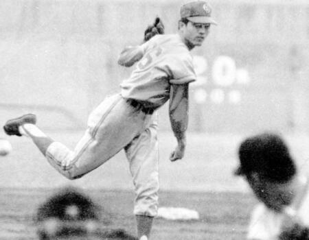 　プロ入り初勝利を飾った中日・加藤斌＝１９６３年１０月２２日、甲子園球場