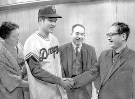 　中日入団発表　右から高田球団代表、父正三さん、作新学院高校・加藤斌、母リカさん＝１９６２年１２月１日