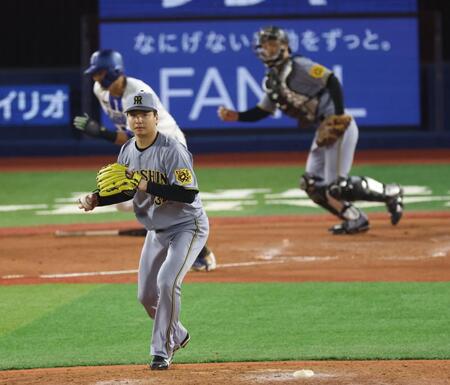 　７回、蝦名を投ゴロ併殺にしとめる漆原と坂本（撮影・金田祐二）