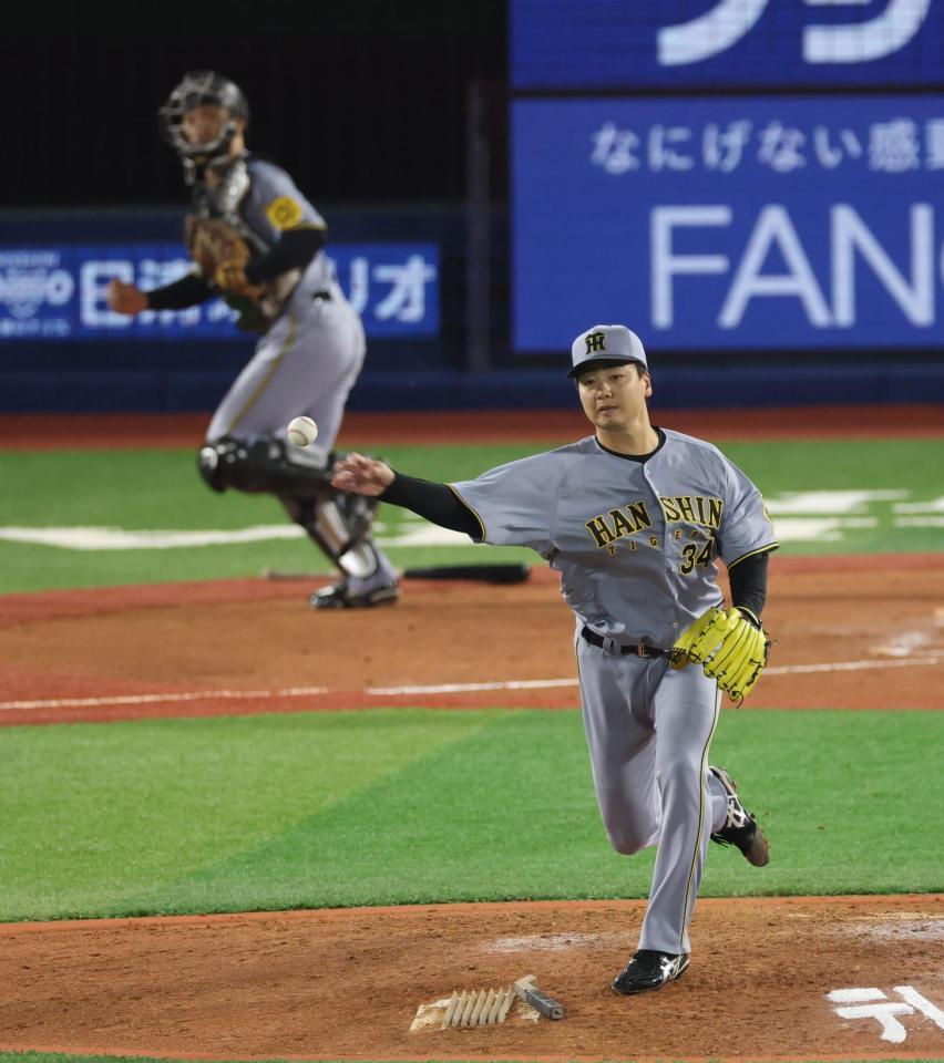 　７回、蝦名を投ゴロ併殺にしとめる漆原と坂本（撮影・金田祐二）