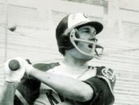 死球で骨折したアゴをガードする特製ヘルメットを着用して復帰した近鉄のチャーリー・マニエル＝１９７９年