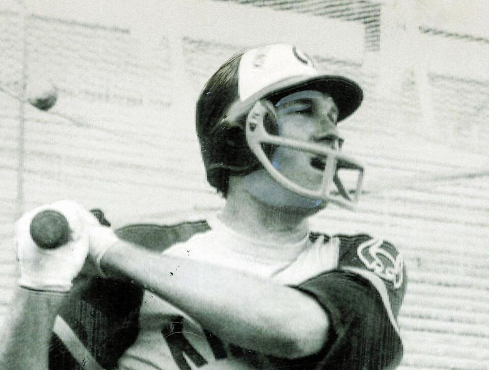 死球で骨折したアゴをガードする特製ヘルメットを着用して復帰した近鉄のチャーリー・マニエル＝１９７９年