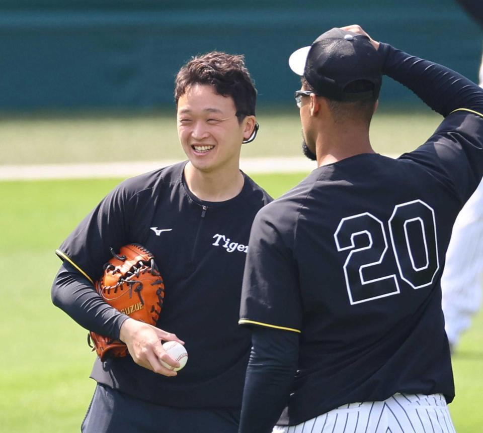 　選手のサポートも含め、多くの役割を担う中西等々通訳（左）