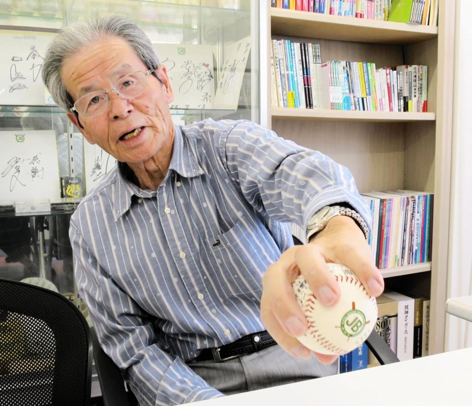 左手でボールを握り、元阪神投手の井川慶氏に伝授したチェンジアップについて語る八木沢荘六さん