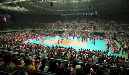 　多数のファンが詰めかけたプレーオフ準決勝・サントリー対名古屋戦＝４月２７日