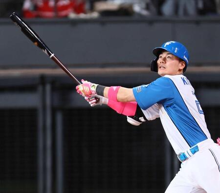 　「魚雷バット」を使用して試合に臨む清宮幸（撮影・中島達哉）