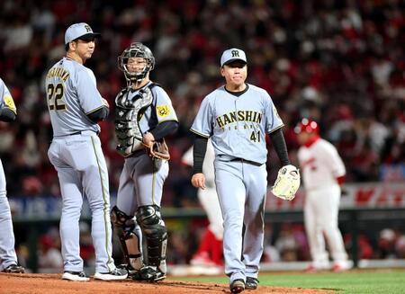 　３月２８日の開幕戦で９回２死から降板する村上
