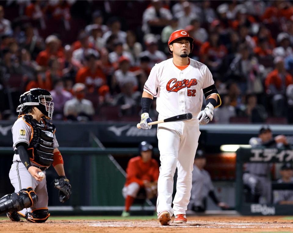 　対巨人戦の８回、この試合３個目の四球を選ぶ末包＝１４日、マツダ