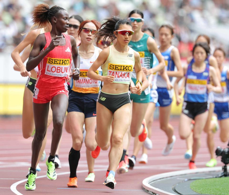 　女子３０００メートル決勝でペースメーカーを務めた田中希実（中央）＝１８日