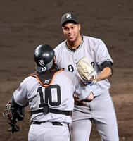 １１回を締めくくり甲斐（左）と握手を交わすマルティネス（撮影・立川洋一郎）