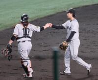　６回を投げ終え甲斐（左）とタッチを交わす山崎伊（撮影・立川洋一郎）