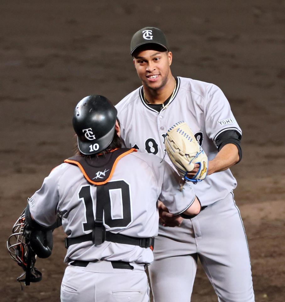 １１回を締めくくり甲斐（左）と握手を交わすマルティネス（撮影・立川洋一郎）