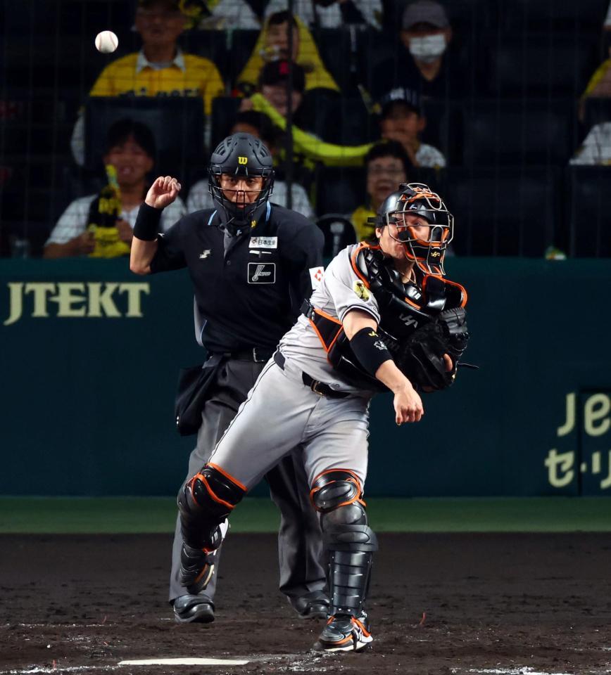 　５回、甲斐は近本の盗塁を封じる（撮影・山口登）