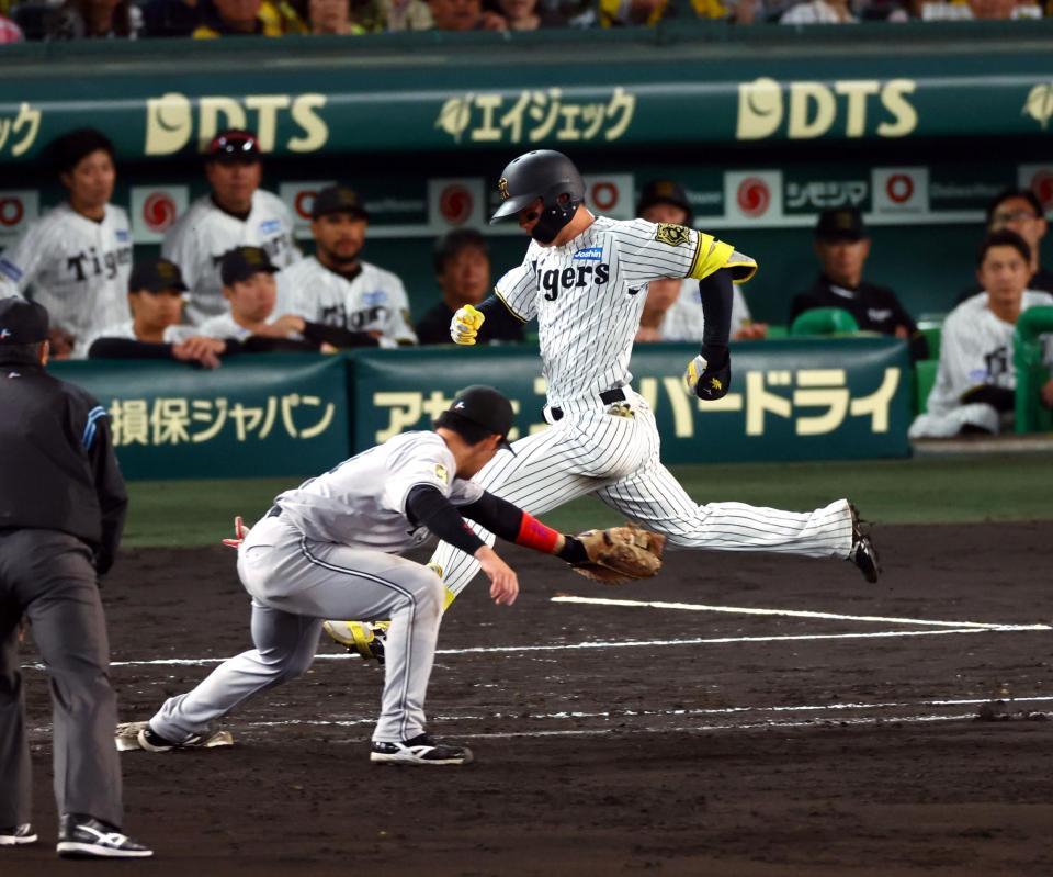 　８回、併殺に倒れる森下（撮影・山口登）