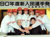 入団発表の席でポーズをとる（後列左から）秋村謙宏、山口晋、前間卓、佐々岡真司、仁平馨、前田智徳、浅井樹。（前列左から）松田耕平オーナー、山本浩二監督＝１９８９年１２月２４日