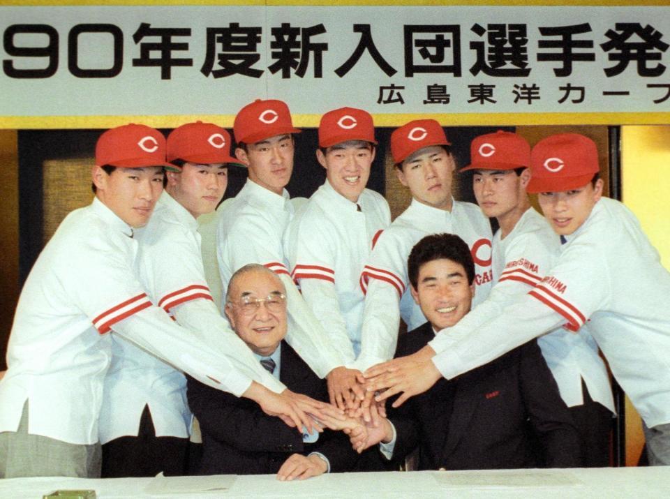 入団発表の席でポーズをとる（後列左から）秋村謙宏、山口晋、前間卓、佐々岡真司、仁平馨、前田智徳、浅井樹。（前列左から）松田耕平オーナー、山本浩二監督＝１９８９年１２月２４日