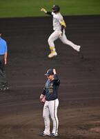 　６回、森下（奥）に逆転３ランを浴びた宮城（撮影・西田忠信）