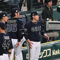 　７回を終え、ベンチ前でナインを迎える宮城（右）＝撮影・西田忠信
