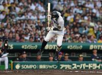 　２回、内角のボールをよける熊谷（撮影・北村雅宏）