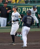 　１回、一ゴロに打ち取られ佐藤輝。右は宮城（撮影・立川洋一郎）