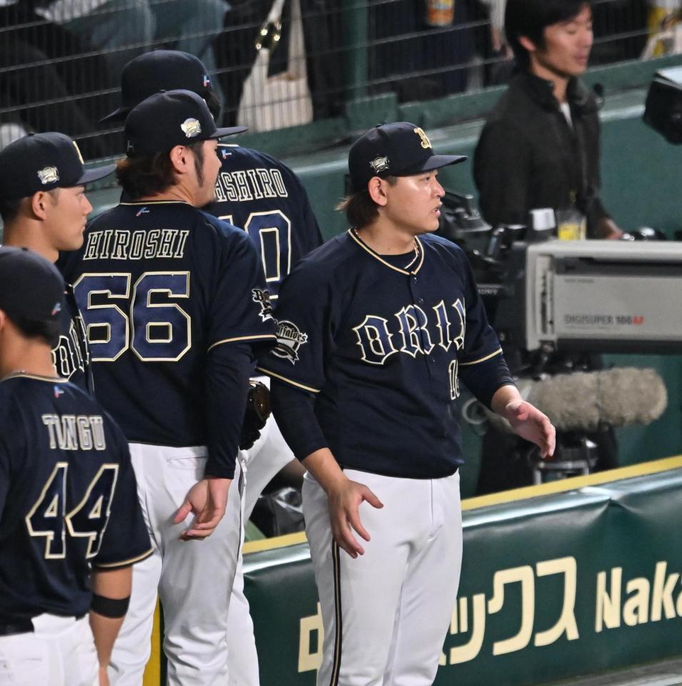 　７回を終え、ベンチ前でナインを迎える宮城（右）＝撮影・西田忠信
