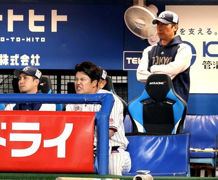 　対阪神４回戦の９回、高津監督（右奥）に打席途中で代打を送られた村上＝４月１７日、神宮球場