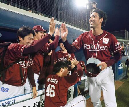 　今季初勝利を挙げ、祝福される加治屋（右）＝５月２７日、上毛敷島