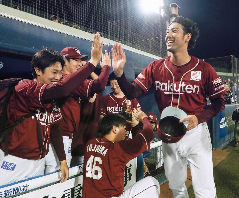 　今季初勝利を挙げ、祝福される加治屋（右）＝５月２７日、上毛敷島