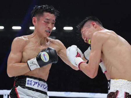 　４回、中谷潤人（右）の顔面に左拳を打ち込む西田凌佑＝８日、有明コロシアム