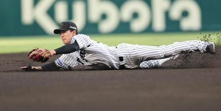 　１回、栗原の打球を止め、最小失点に抑える小幡（撮影・田中太一）