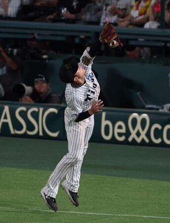 　７回、牧原大のフライを捕球する小幡（撮影・北村雅宏）