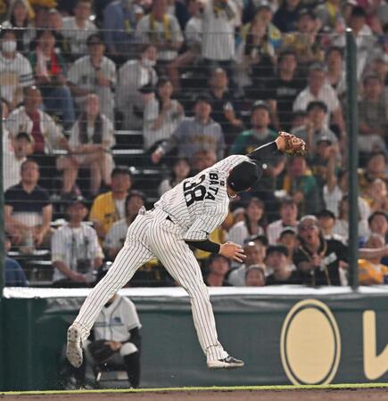 　７回、牧原大の飛球を好捕する小幡（撮影・西田忠信）